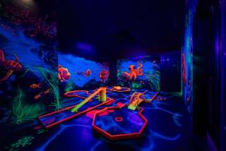 Schwarzlicht Minigolf Frankfurt by GolfZone (ehemals GlowZone) – Bild 1