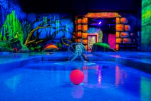 Schwarzlicht Semester Minigolf Bochum – Bild 4