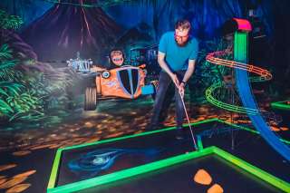 Schwarzlicht 3D Minigolf in Dresden - BLACKLUXX® – Bild 1