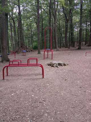 Spielplatz und Fitnessparcour Am Häusling – Bild 1