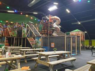 Monkey Town – Bild 2