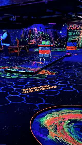 3D Neongolf – Schwarzlicht Minigolf München – Bild 1