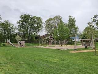 Mehrgenerationen-Spielplatz – Bild 1
