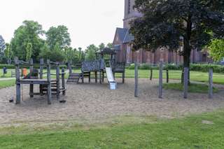 Spielplatz – Bild 1