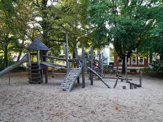 Spielplatz am Gustav-Heinemann-Platz – Bild 1