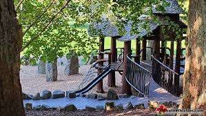 Playground at Alpha Lake – Bild 1