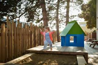 Little Green House Gland - multilingual creche public – Bild 1
