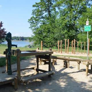 Tischtennisplatte am See – Bild 1