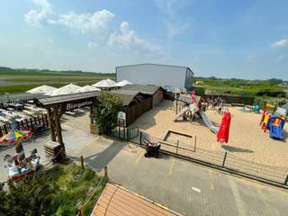 Vest Alm Biergarten am Flugplatz Loemühle – Bild 1
