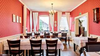 Altes Pfarrhaus - Biergarten Kastanienhof – Bild 1