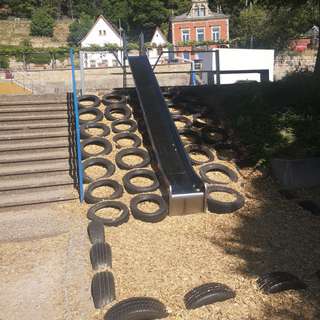 Spielplatz an der Schule – Bild 1